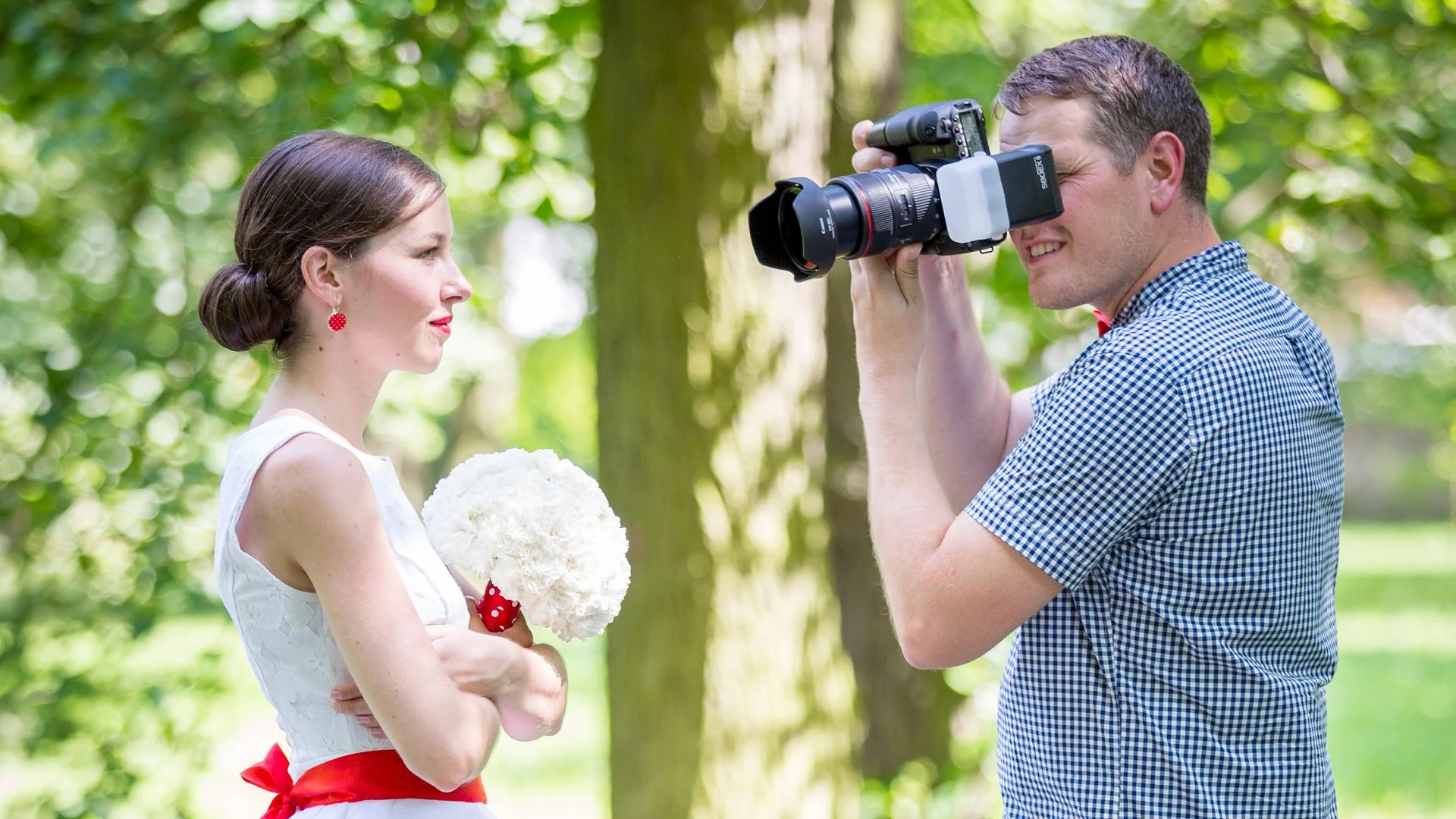 Fotograf Michal Míčko při fotografování nevěsty