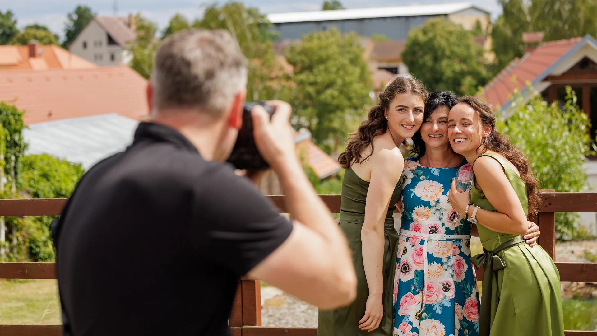 Fotograf Michal Míčko při skupinovém fotografování venku