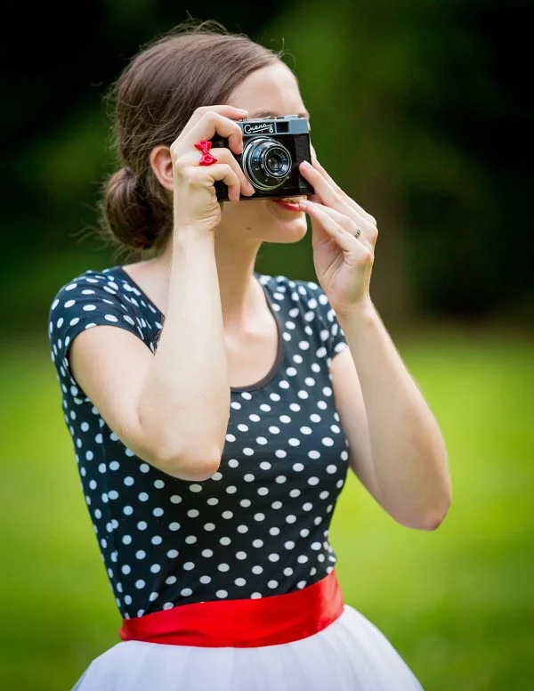 Žena fotografuje digitálním fotoaparátem