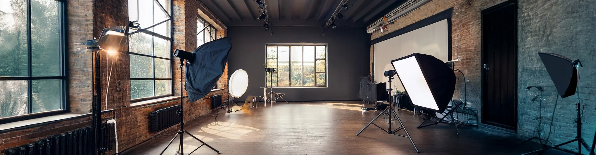 Interiér fotografického ateliéru se studiovými světly
