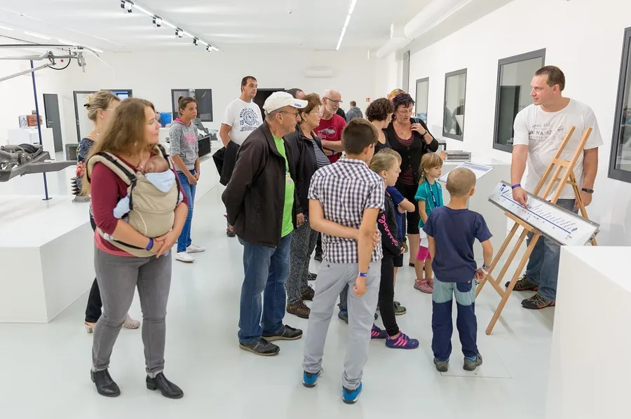 Návštěvníci galerie nebo výstavy v interiéru