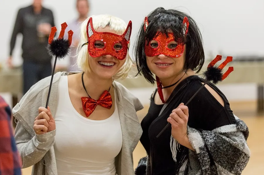 Dvě ženy s karnevalovými maskami při zábavné akci