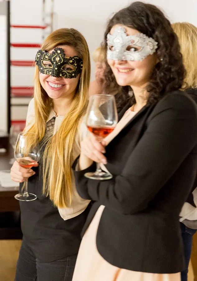 Hosté s maskami během společenského večírku