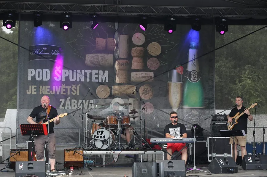 Kapela při venkovním koncertu na festivalovém pódiu