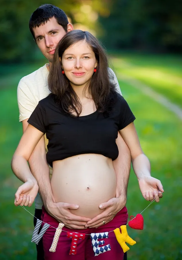 Partnerský těhotenský portrét v přírodě