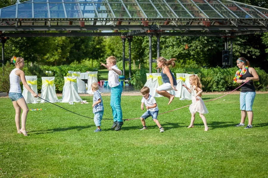 Děti při společné venkovní hře na zahradě