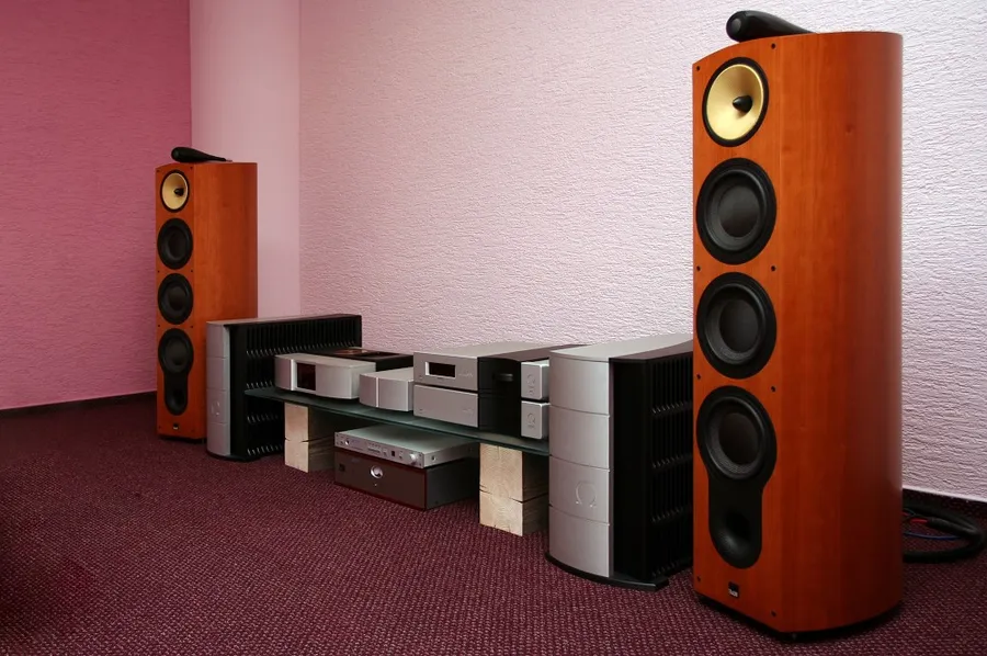 Hi-fi reprosoustavy v poslechové místnosti