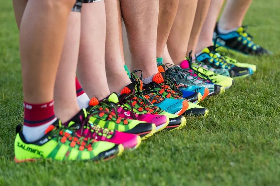 Barevné sportovní boty při produktovém focení venku