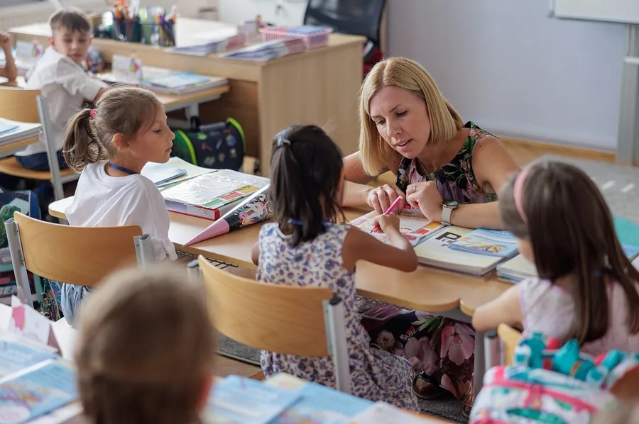Učitelka pracující s dětmi ve třídě