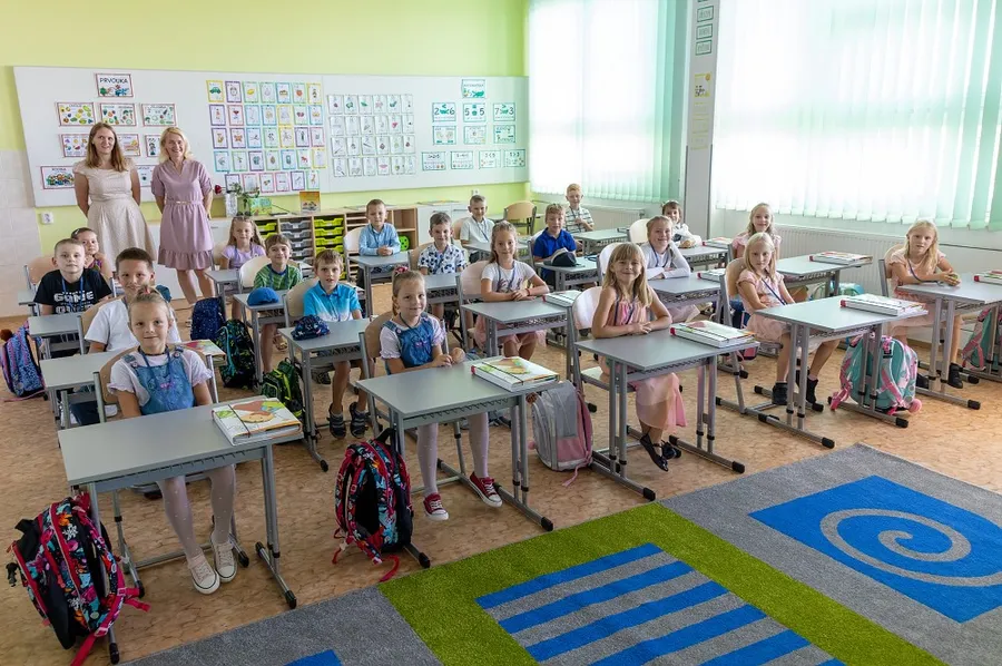 Žáci sedící v lavicích během vyučování