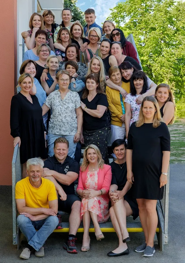 Skupinová fotografie školní třídy v interiéru