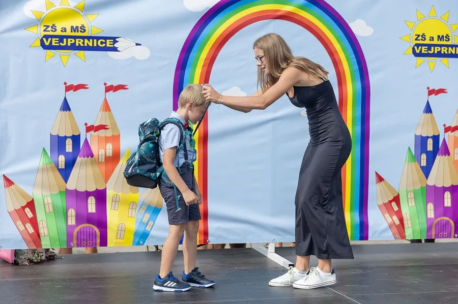 Slavnostní školní ceremoniál s průchodem pod duhou