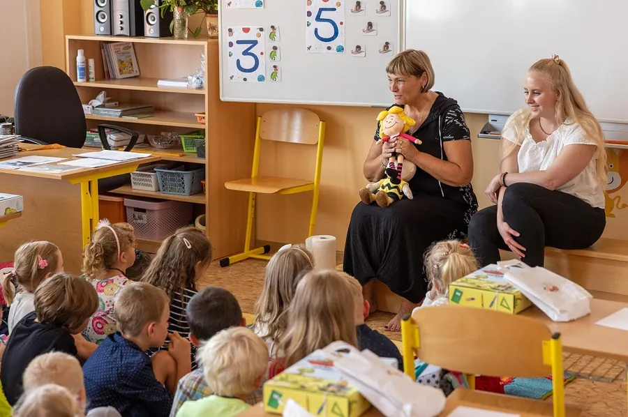 Učitelka při společné aktivitě s dětmi v mateřské škole