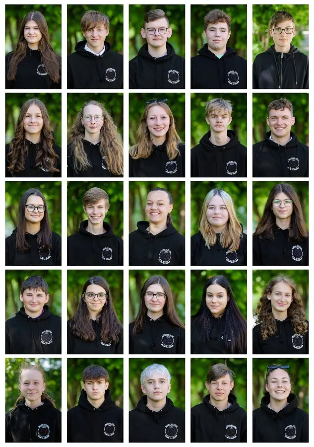 Koláž portrétních fotografií školních dětí