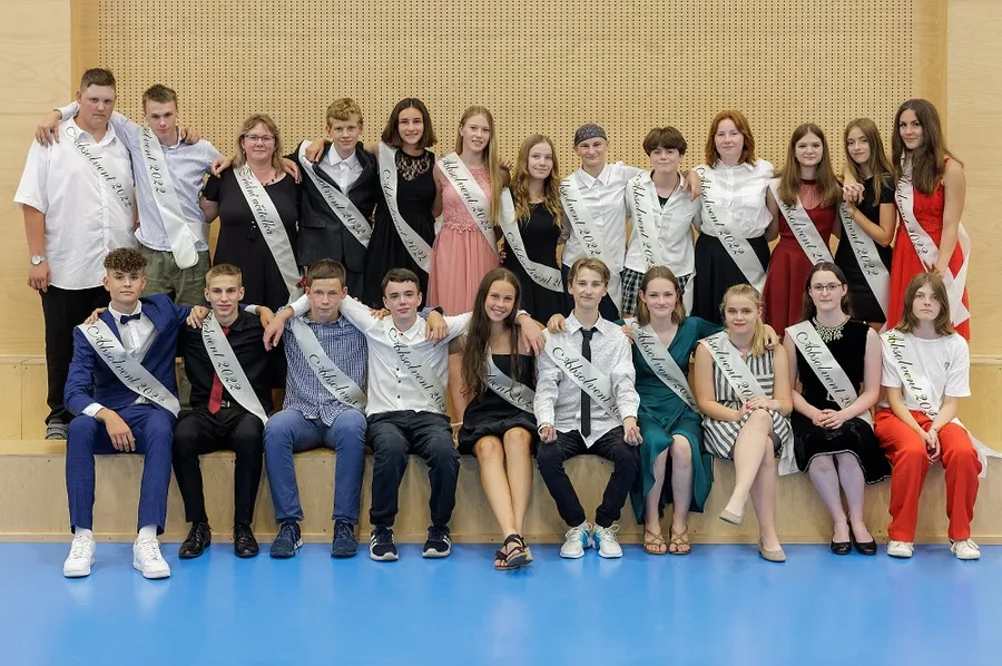 Skupinová fotografie absolventů při slavnostním vyřazení