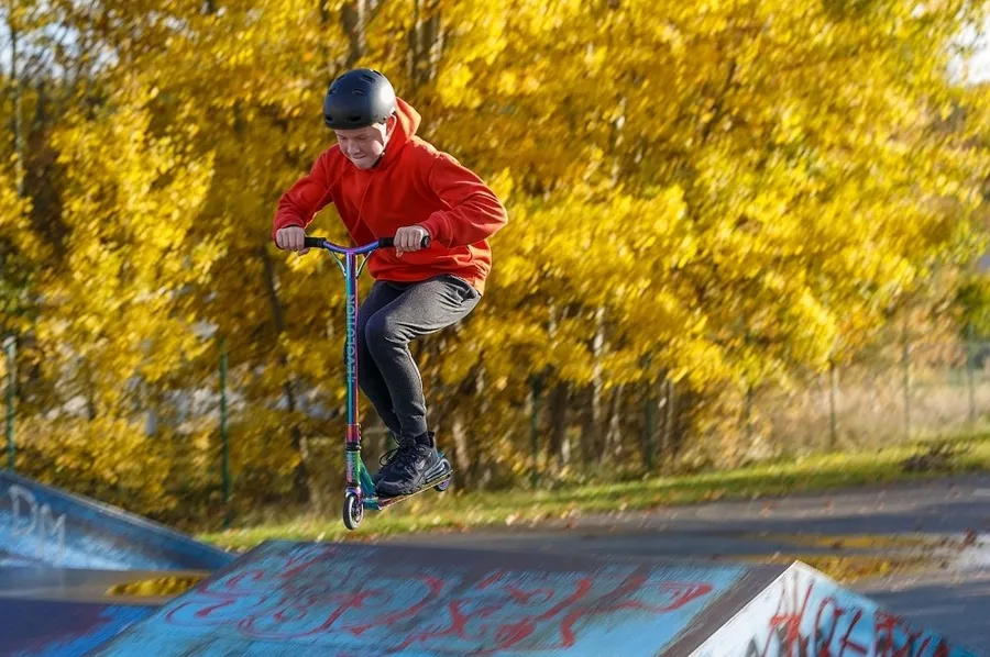 Jezdec na BMX při skoku ve skateparku