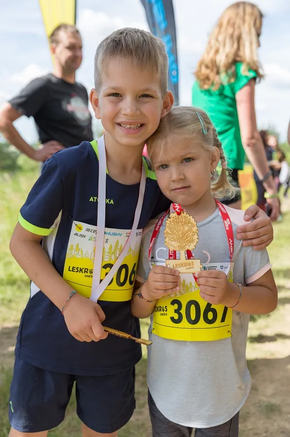 Děti se sportovními medailemi po závodě