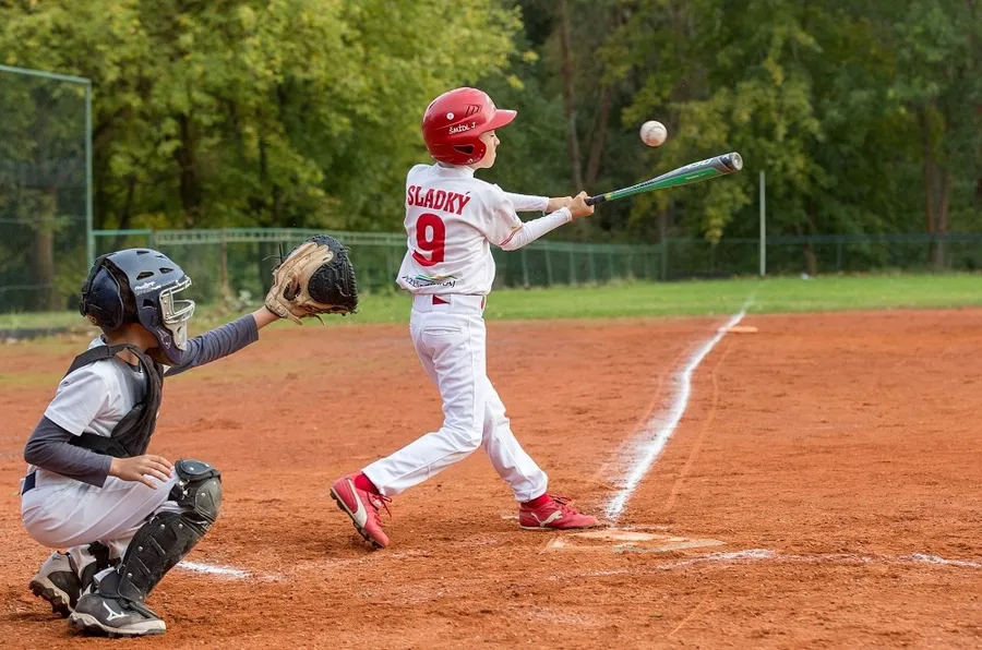 Baseballový hráč při odpalu míčku