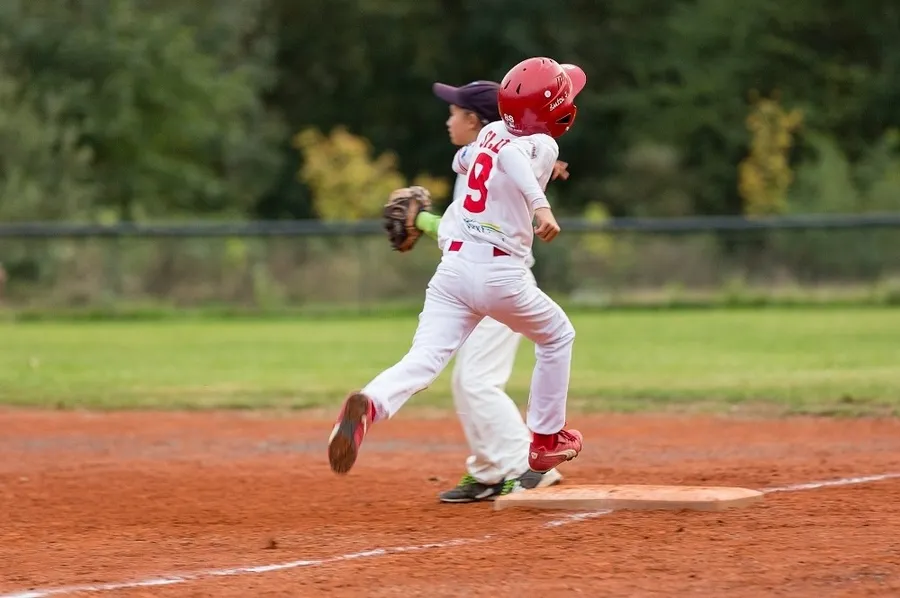 Baseballový hráč po odpalu při rozběhu