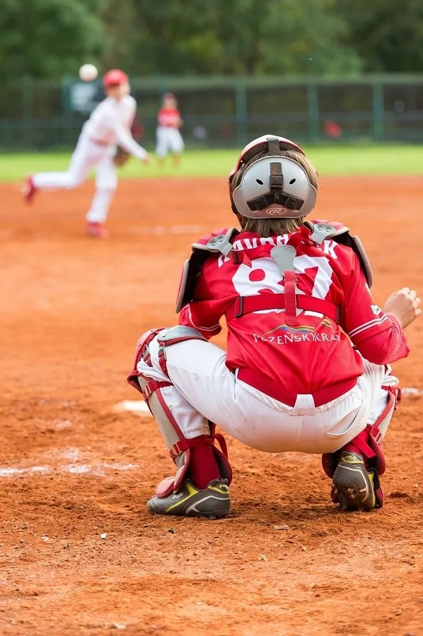 Baseballový chytač připravený za domácí metou