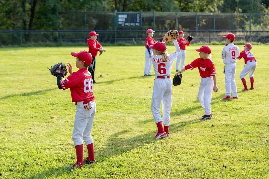 Baseballový tým při rozcvičení na hřišti
