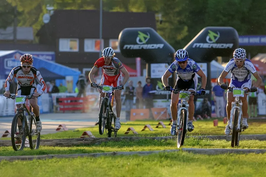 Jezdci BMX při závodě na dráze