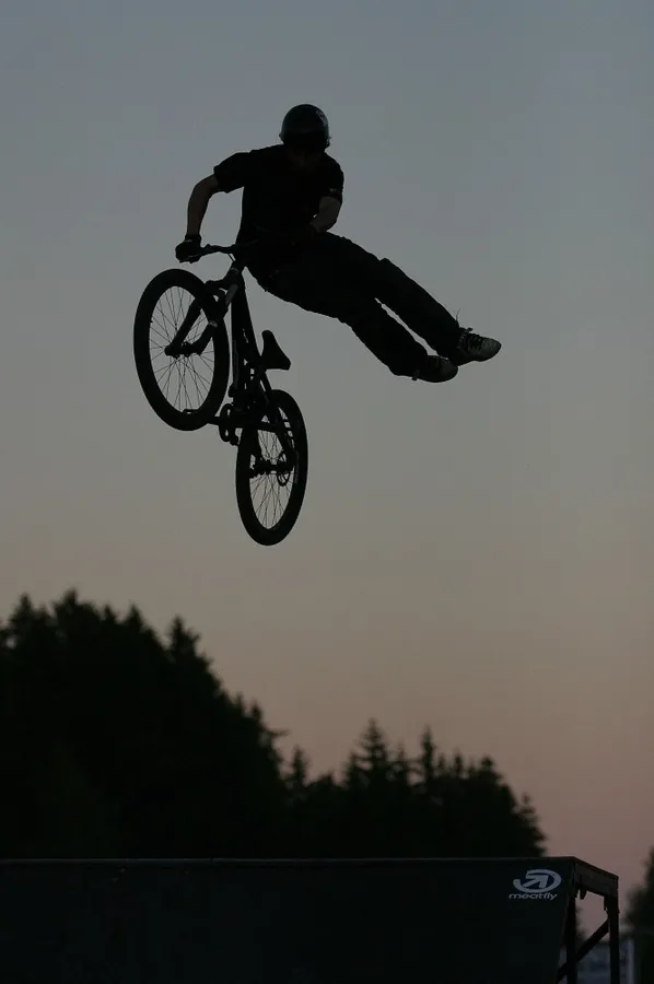 Silueta BMX jezdce při vysokém skoku