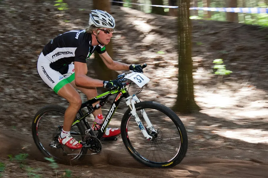 Horský cyklista v rychlé jízdě lesem
