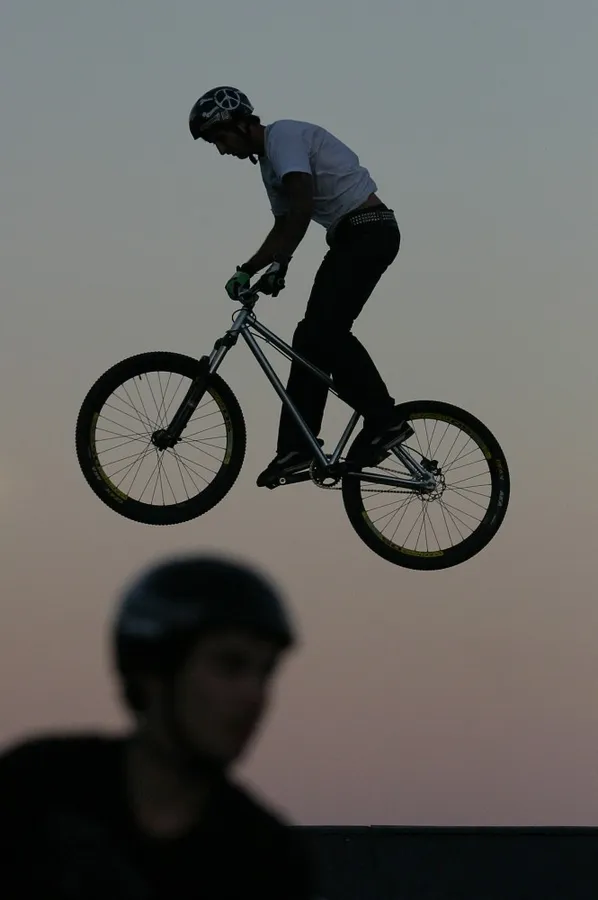 Silueta cyklisty při skoku na BMX