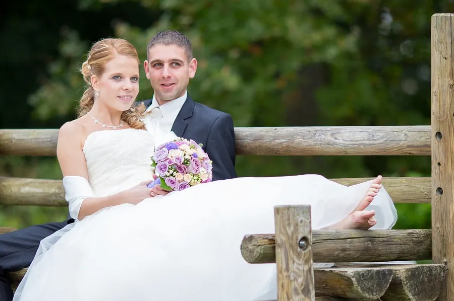 Novomanželé při venkovním svatebním fotografování